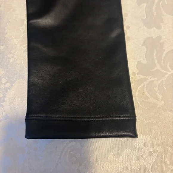 ❤️2/$14 or 3/$21❤️ NWT Baby Gap Black Vegan Leather Leggings, Size 4 - Picture 3 of 9
